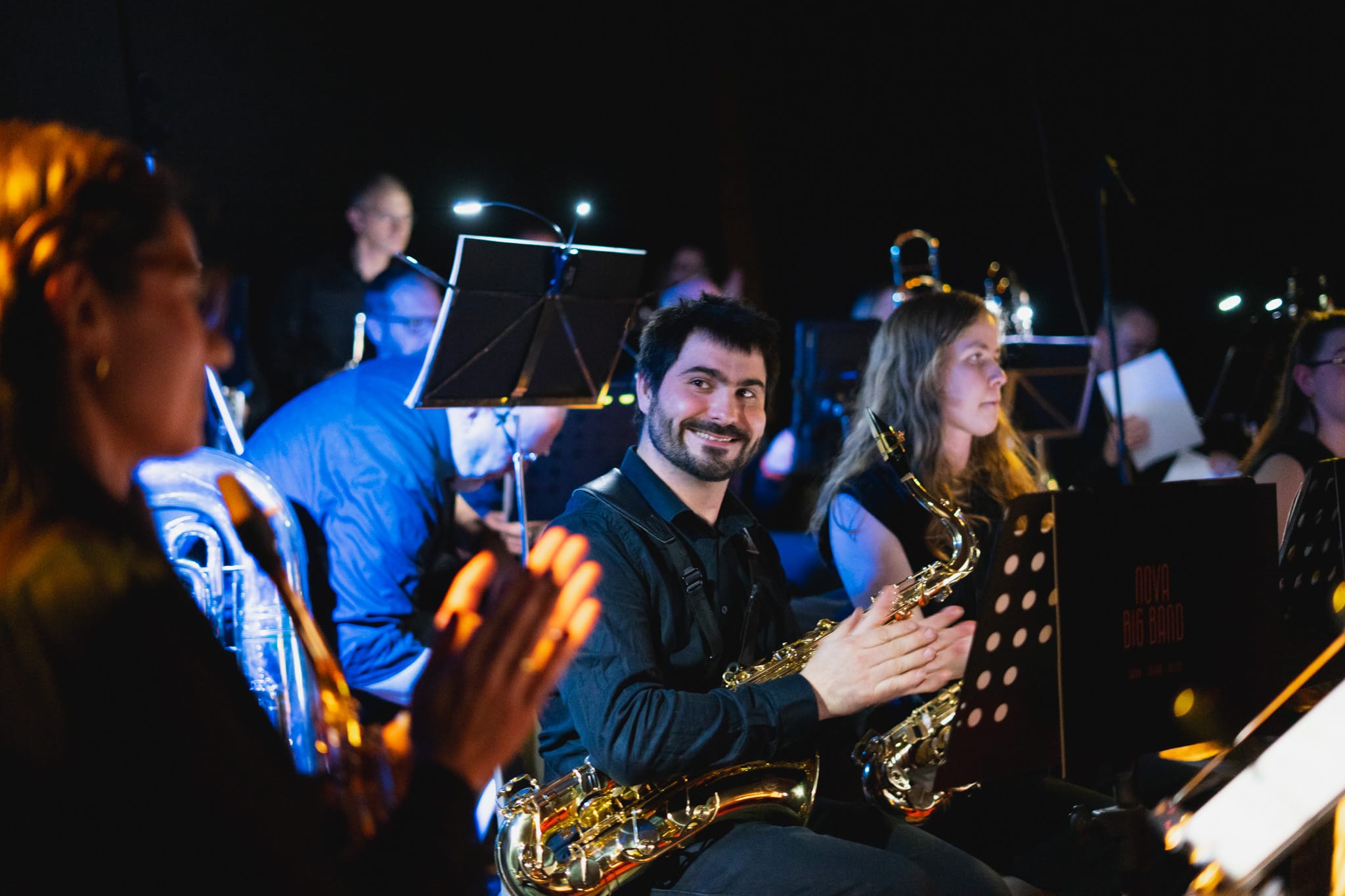 Martin au saxophone, pendant un concert
